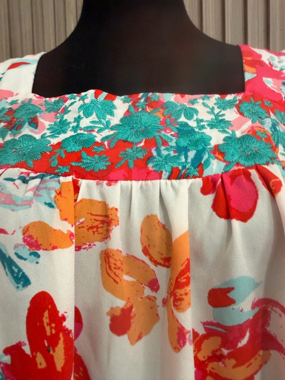 Savanna Jane Embroidery Short Sleeve Top with Red & Pink Blooms Size Small - Picture 5 of 11